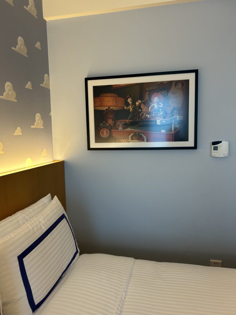 トイストーリーホテル　実際に宿泊した部屋　飾ってある絵
