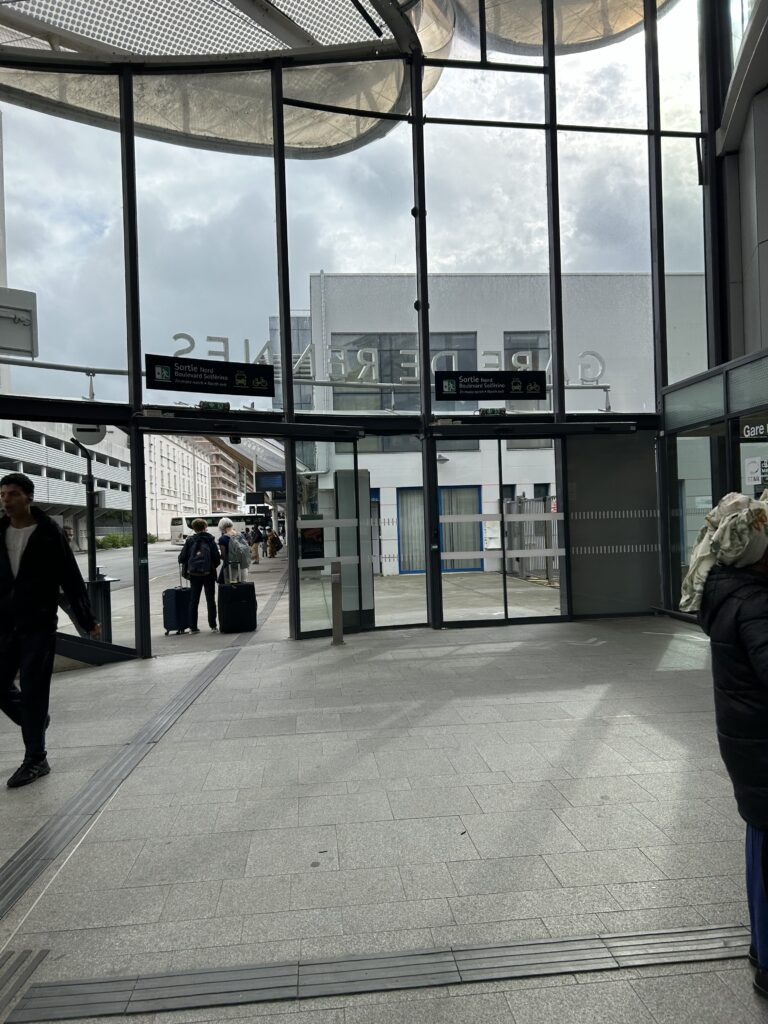 Rennes 駅 出口案内